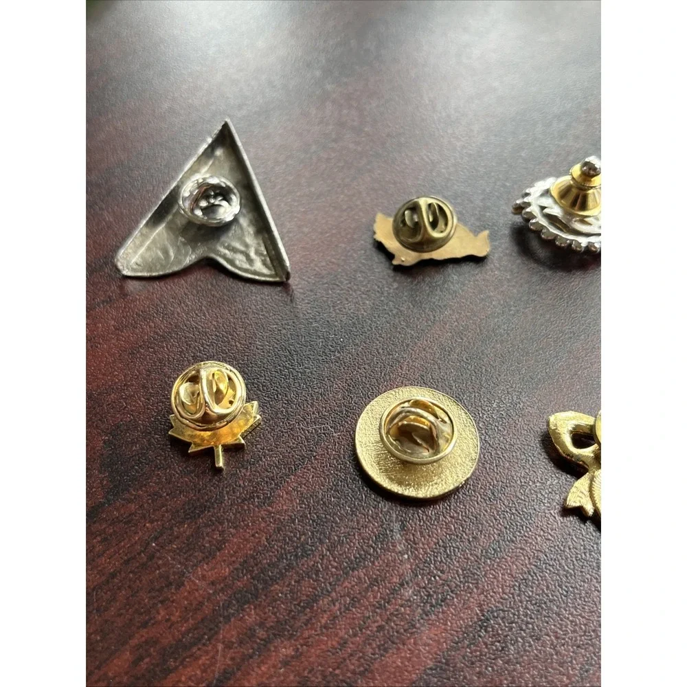 Lot‎ Of 10 Random Mixed Lapel Hat Pins A4